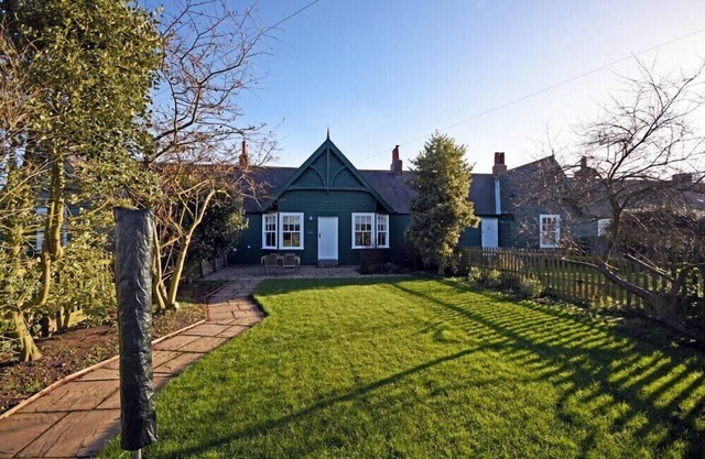 PERIWINKLE, family friendly, country holiday cottage in Bamburgh