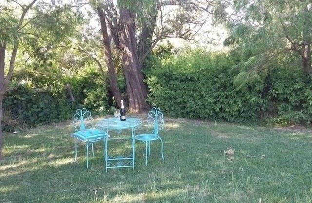 PERON COTTAGE BY THE BAY. Huge backyard for your "Furry Friends" Small dogs only