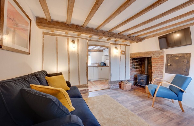 Perry Acres Cottage - Two Bedroom House, Sleeps 3