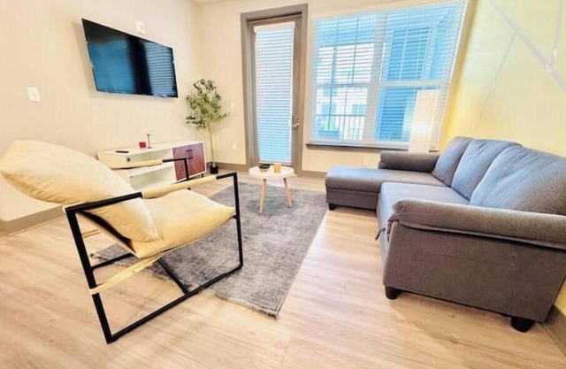 Pet-Friendly, 15 Min to Parks, King Bed, Amenities
