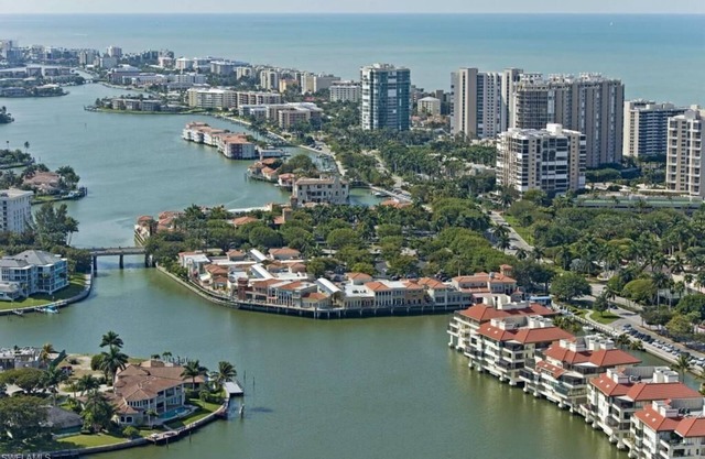 PET FRIENDLY 2/2 HOME IN PARK SHORE TOWNHOME WITH PRIVATE BEACH ACCESS