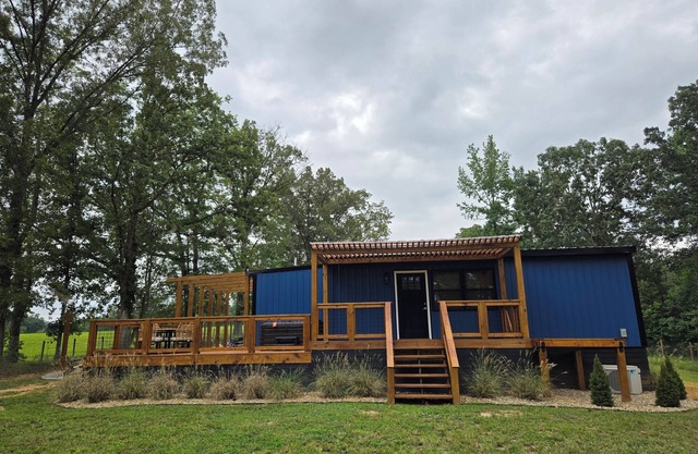 Pet friendly 2 acre fenced yard 2-bedroom house close to Fall Creek Falls