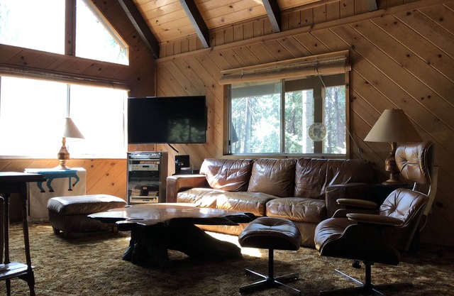 Pet Friendly 2 BR + Loft , Wifi , Sleeps 8