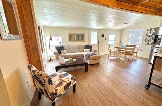 Pet-Friendly 2BR Cottage in Downtown Sanford!