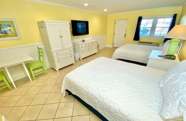 Pet-friendly, 3 Blocks to Beach! Unit 102