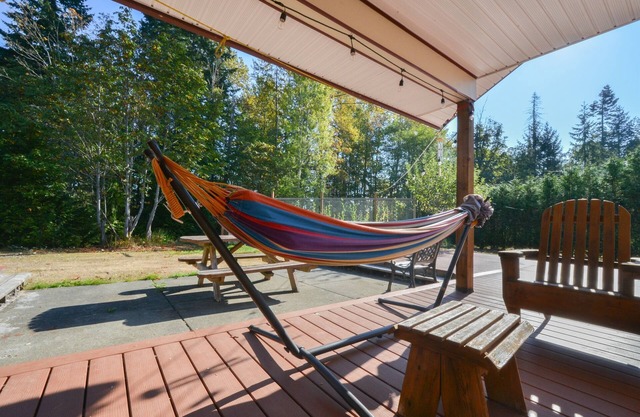 Pet Friendly 3bed w/Pool Table, Backyard Creek