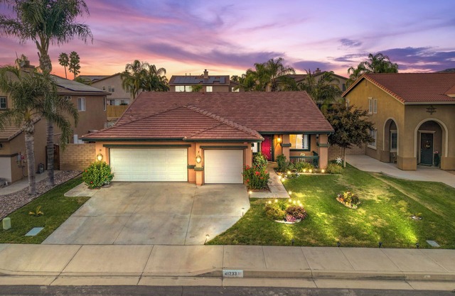 Pet Friendly 4 BR Home, Perfect for Monthly Stays. Near Wineries & Restaurants!
