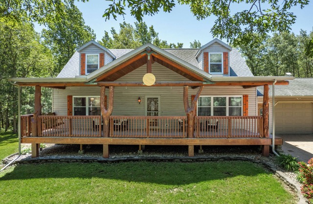Pet-Friendly 5BR 3.5BA Cabin on 6-acres Sleeps 15, Game Room, Deck, Dells 10min