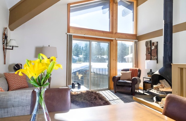 Pet-Friendly Alpine Chalet Near Restaurants, Live Music & Mammoth Skiing