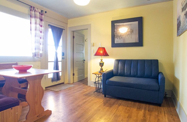 Pet Friendly Apartment Downtown! (Fisherman)