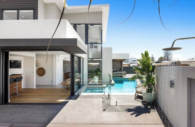 Pet friendly Luxury stay walk to beach & Heated Pool