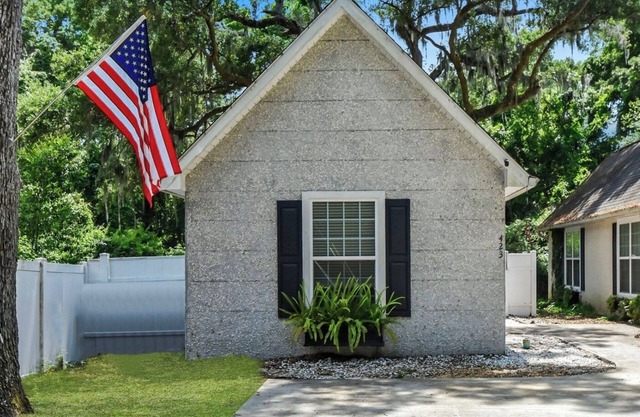 Pet friendly, beautiful mid island cottage only 3 miles from the beach!