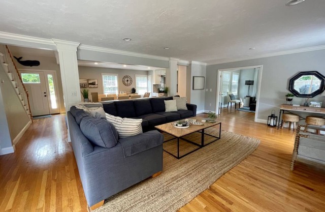Pet friendly! Beautiful decor and great outdoor entertaining space for the whole family.