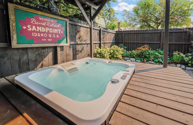 Pet friendly Boutique Townhome w/Sauna & Hot tub