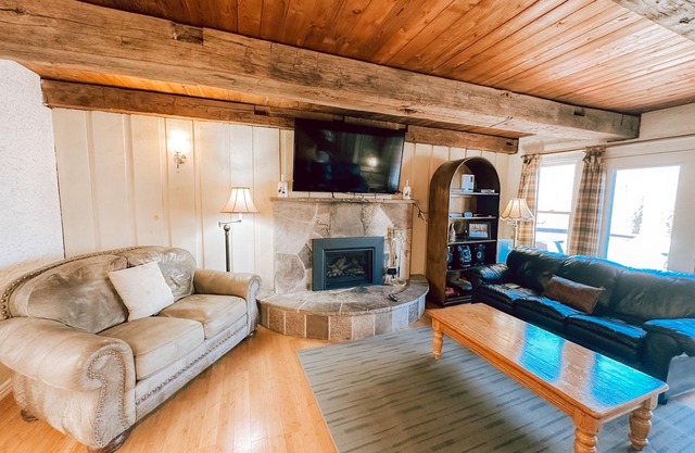 Pet Friendly 6 Bed Blue Mountain Cottage with Hot Tub Sleeps 14