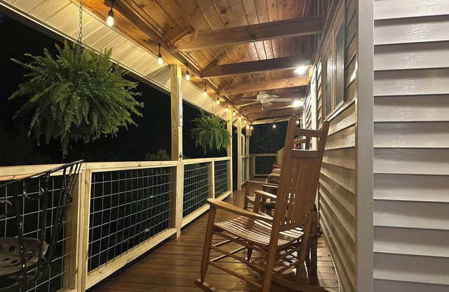 Pet friendly cabin near Tail of the Dragon.Paved driveway & covered parking