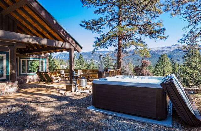 Pet Friendly Cabin with Hot Tub Views, Deck, Fire Pit - 14 Minutes to Purg
