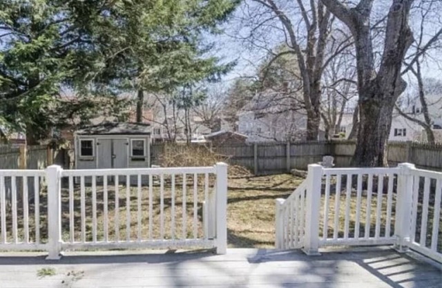 Pet friendly cape, close proximity to downtown, shops, walking trails and I95!