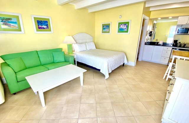 Pet-friendly, Centrally Located, Walk to Beach! Unit 207