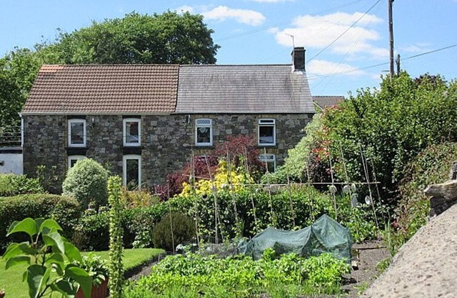 Pet-friendly character cottage at the foot of the Brecon Beacons National Park