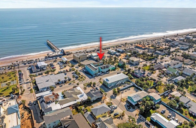 Pet-friendly condo in Flagler, pool, walk to beach!