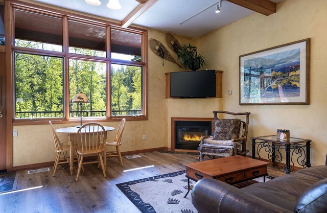 Pet friendly condo on the banks of the Swan River Property in Downtown Bigfork - Bearister Den
