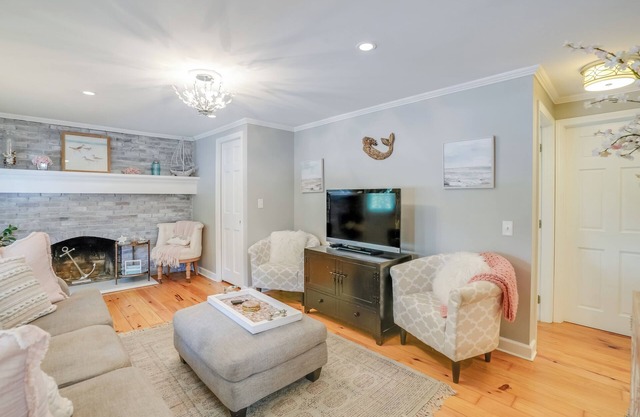 Pet-Friendly Condo ~ 1 Mi to Beach in Marblehead