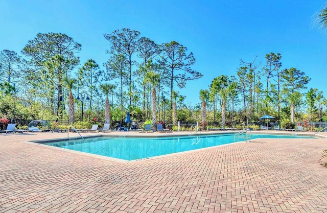 Pet-friendly Condo w Pool & Hot tub Near Disney
