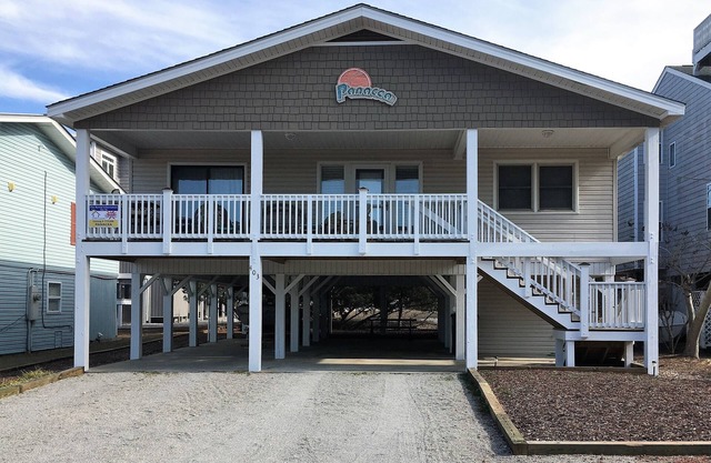 Pet Friendly Cottage On Sunset Beach. Spacious, Comfortable And Ideally Located!