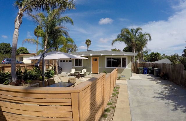 Pet friendly cottage one mile from the beach