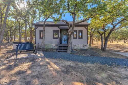 Pet Friendly Cottage w/Hot-Tub 10-Mins to Downtown