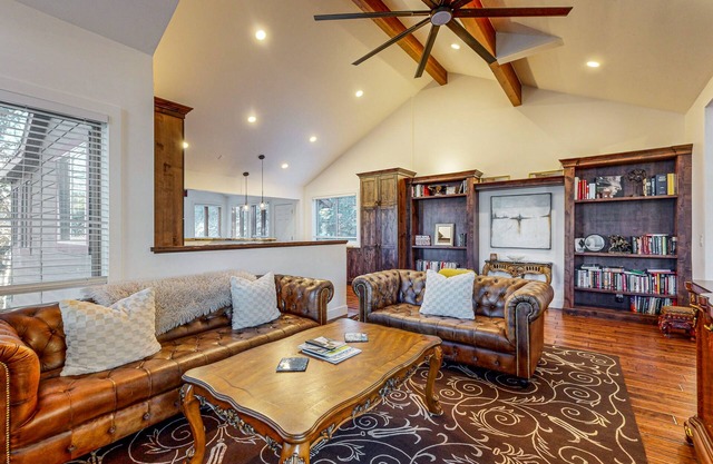 Pet-friendly duplex w/mountain views, 2 en suite bedrooms, shared firepit, deck