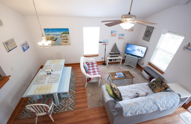 Pet-friendly, fully-fenced yard, minutes to beach