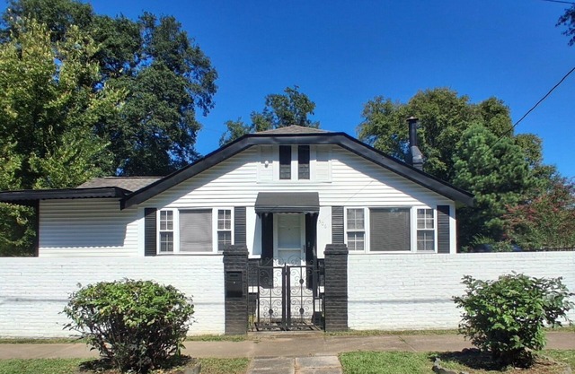Pet-Friendly Furnished 4BR/2B Historic Greenville Bungalow w/Fenced Yard & Deck
