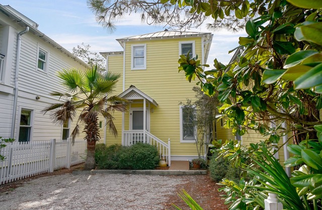 Pet-Friendly Guest Cottage in Great Location, Seaside, FL + 2 Adult Bikes!