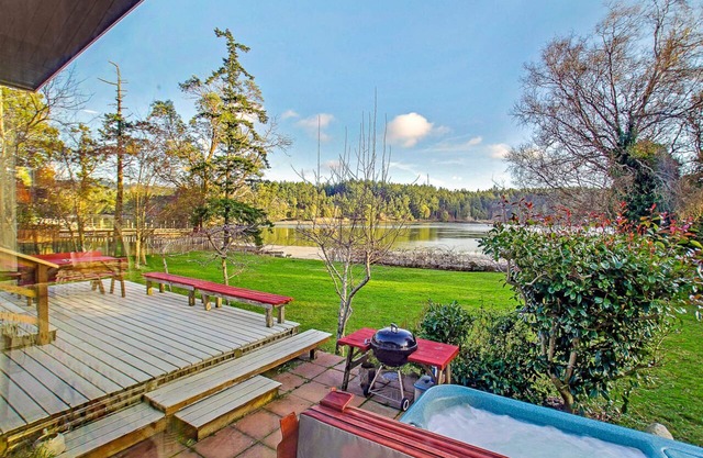 Pet-Friendly home w/Hot Tub (Mitchell Bay Shores)