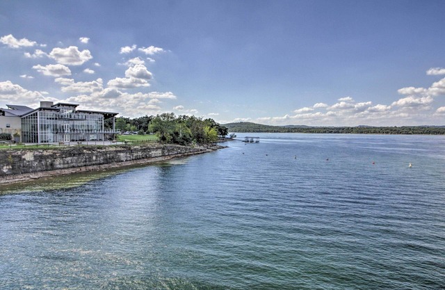 Pet-Friendly Home w/Yard: 9 Mi to Table Rock Lake