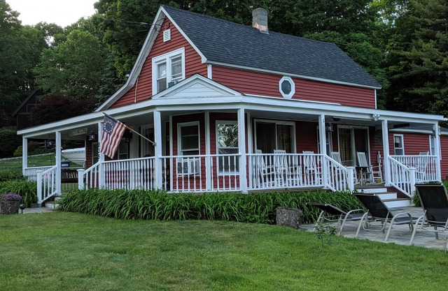 Pet Friendly house, Lake George w/3 br, 2 bath with 1.5 acres, fire pit, & A/C