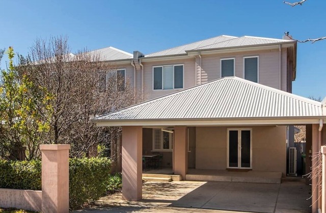 Pet friendly! Huge open plan house close to the Swan River. Free WIFI
