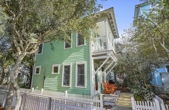 Pet Friendly In Seaside - 3 Houses to Beach, Guest Cottage + 2 Adult Bikes!