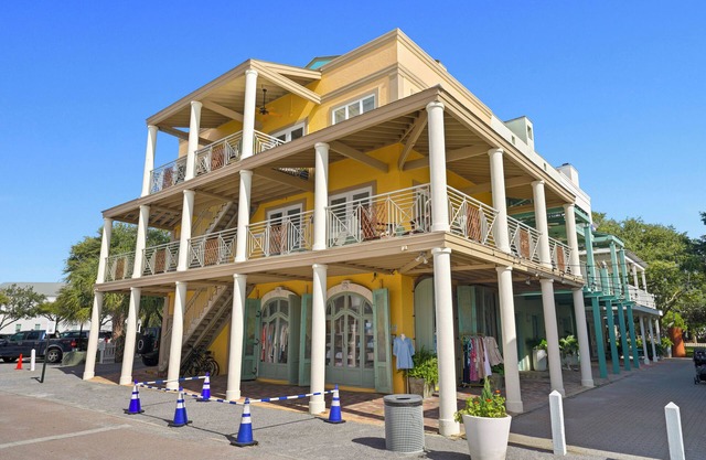 Pet Friendly in Seaside, Location, Large Wrap-Around Balcony + 2 Adult Bikes!