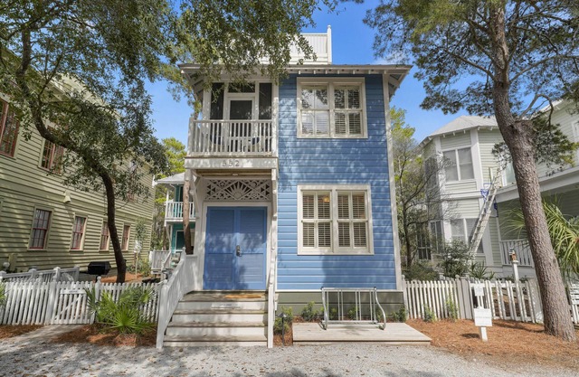 Pet Friendly in Seaside, Renovated & Easy Walk to Beach & Pools + 2 Bikes!