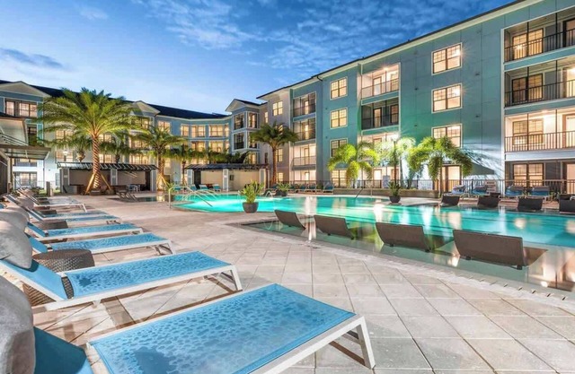 Pet-Friendly, King Bed, 15 Min to Parks, Amenities