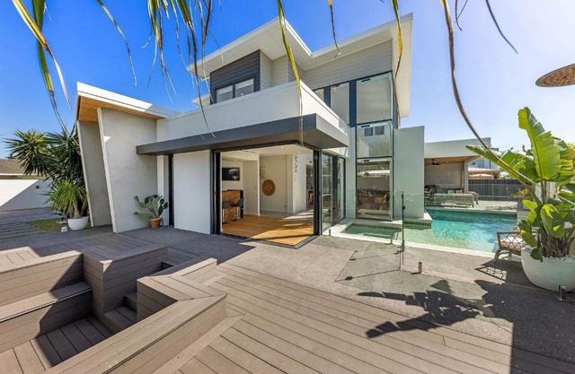 Pet friendly Luxury stay walk to beach