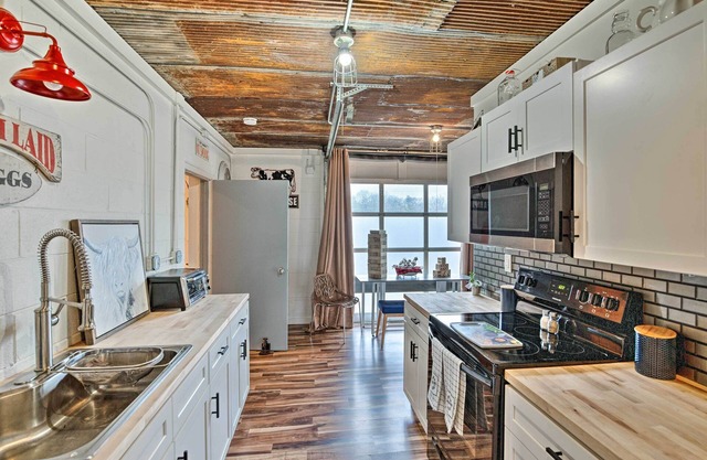 Pet Friendly 'Milk Barn Cottage' on 15 Acres!