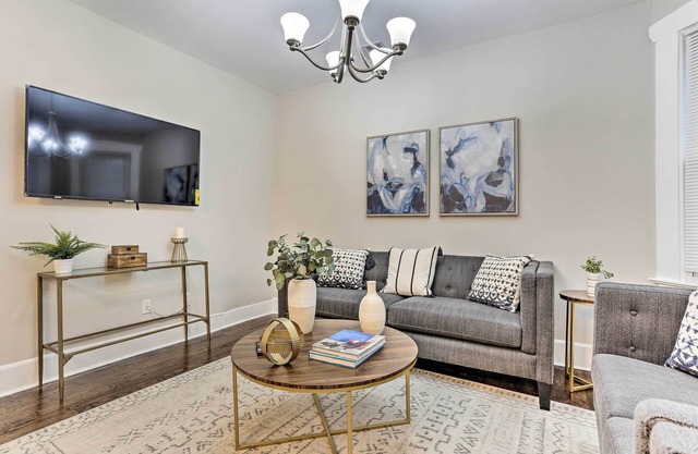 Pet-Friendly Newark Townhome Near Airport!