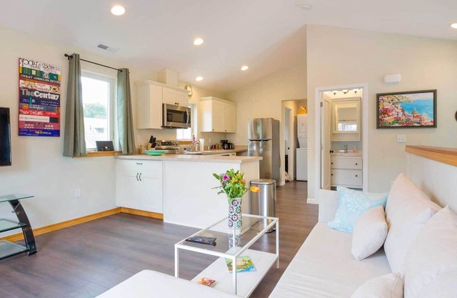 Pet-Friendly Oregon Abode - Furnished Balcony