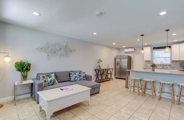 Pet-Friendly Palm Beach Pad - 1 Mi to the Ocean!