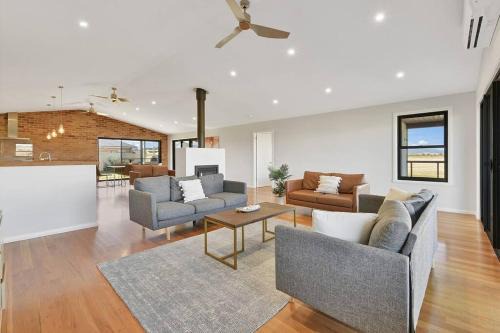 Pet-Friendly Paradise Retreat with Pizza Oven