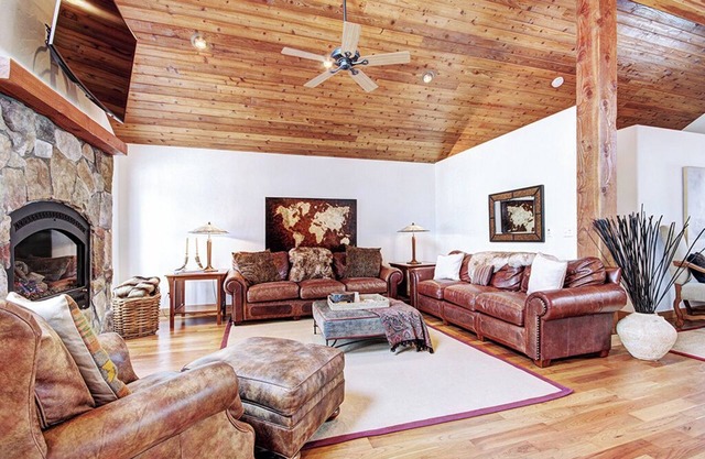 Pet Friendly- Pine Needle Lodge, a 4BR, 4.5BA retreat with hot tub, views, and sleeps 10.